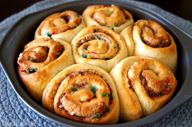 A pan of baked cinnamon rolls 