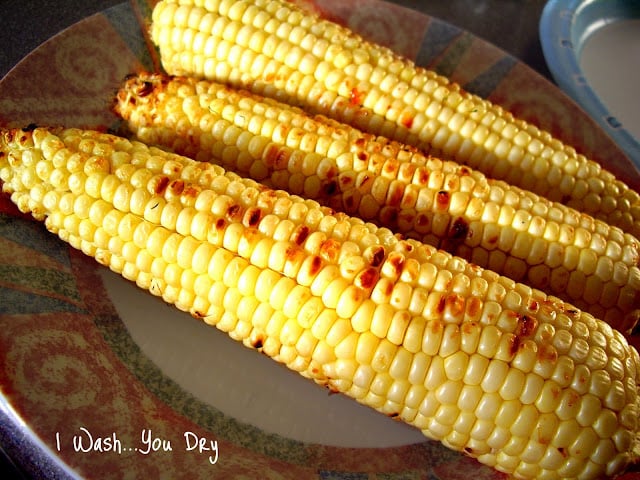 A plate of grilled corn cobs. 