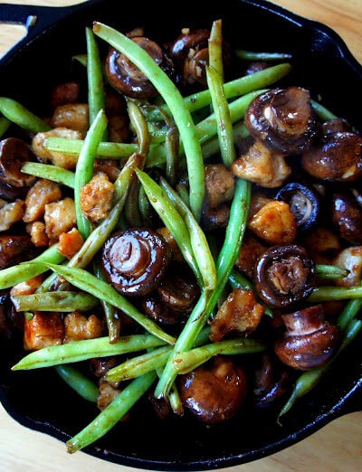 Chicken, mushrooms and green beans in a skillet.