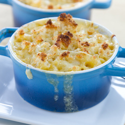 A close up of macaroni and cheese in a blue bowl.