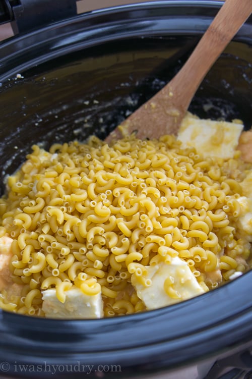 Este Macarrão de Cozinha Lenta e Casserole de Milho é um prato lateral super fácil que praticamente se prepara a si próprio!