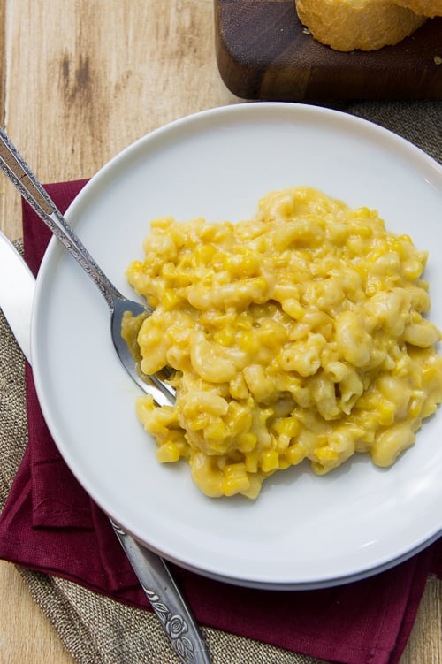 Dieser Slow Cooker Makkaroni-Mais-Auflauf ist eine super einfache Beilage, die sich praktisch von selbst zubereitet!