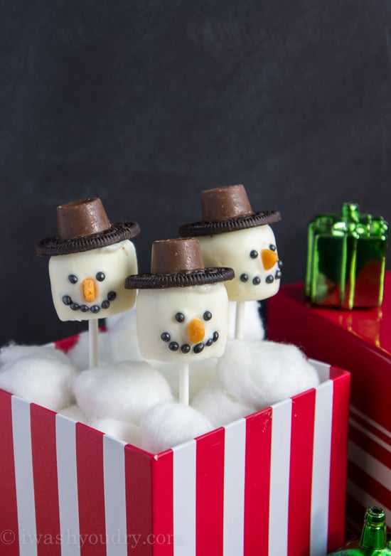 Frosty the Snowman Marshmallow Pops