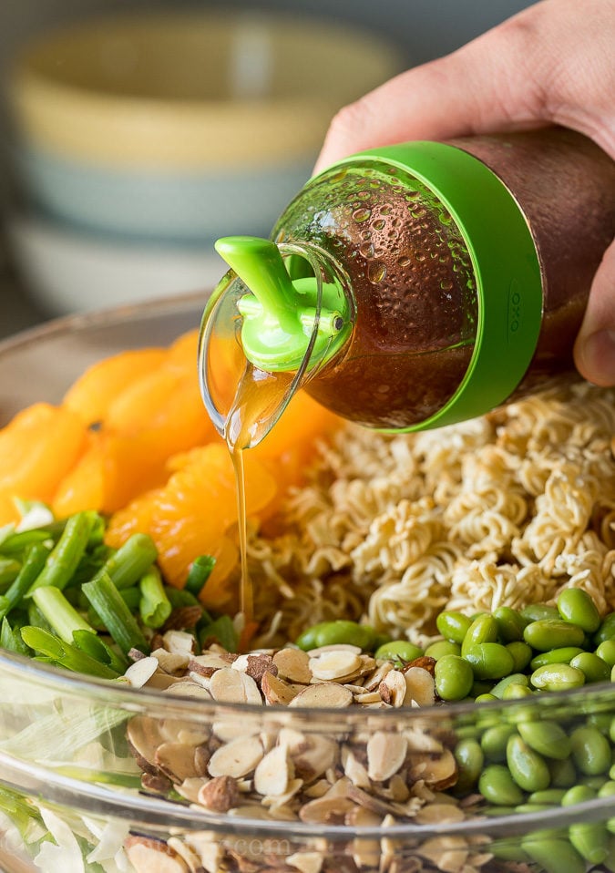 Das einfache asiatische Ramen-Nudelsalat-Dressing über den Salat träufeln und durchschwenken.