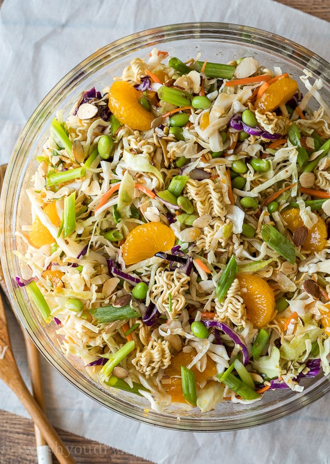 Să amesteci toate ingredientele și dressingul de salată împreună pentru a face această salată clasică asiatică Ramen cu tăiței ramen crocanți.