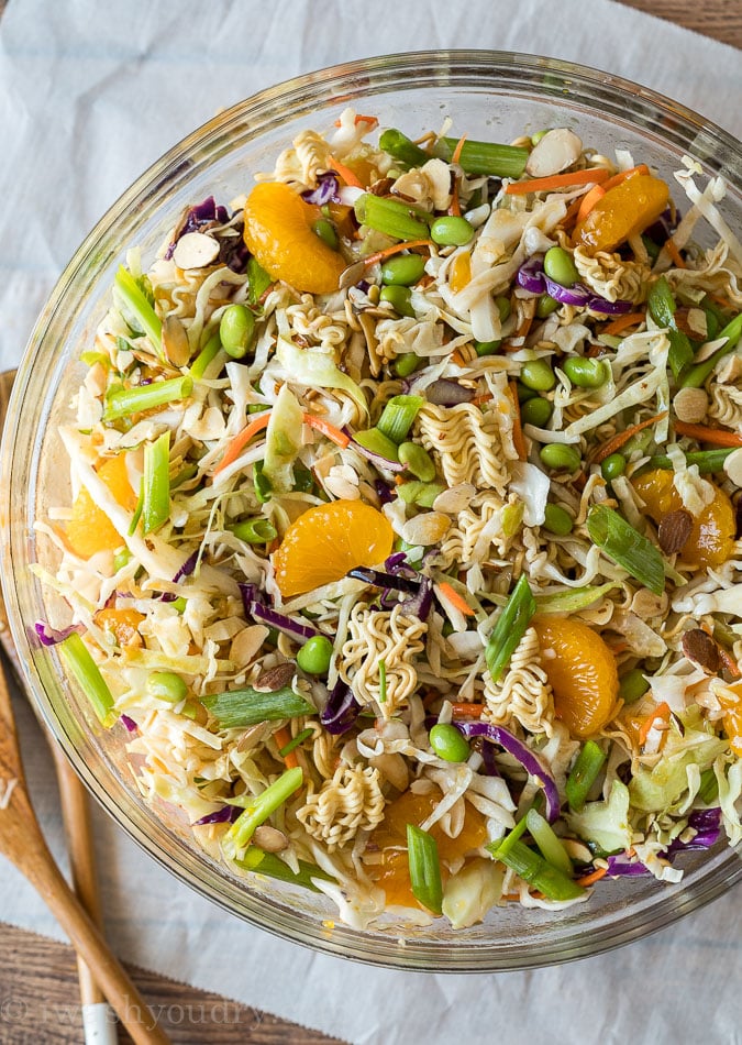 Jogue todos os ingredientes e o molho da salada juntos para fazer esta Salada Clássica de Ramen com massa crocante de ramen.