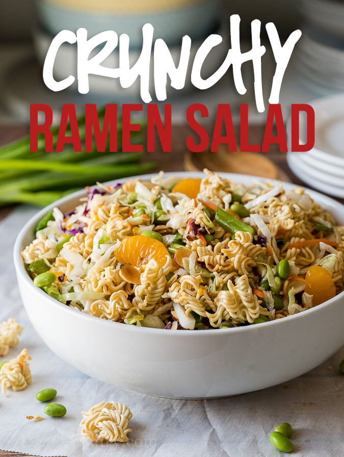 Deze klassieke Aziatische Ramen Salade is een snelle en makkelijke salade om mee te nemen naar feestjes en potlucks. Gevuld met knapperige ramen noedels en een zoete sesamdressing! 