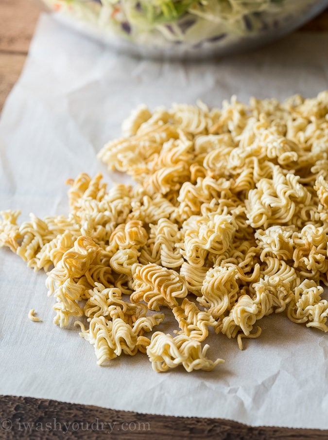 Die Ramen-Nudeln im Ofen leicht rösten, damit der Ramen-Salat besonders knackig wird.