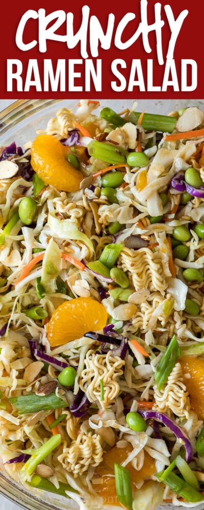 This Classic Asian Ramen Salad is a quick and easy salad to bring to party and potlucks. Wypełniona chrupiącym makaronem ramen i słodkim dressingiem imbirowym! 