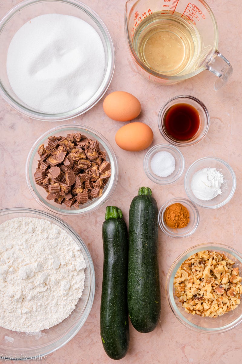Ingredienti per la tazza di pane alle zucchine con burro di arachidi e cioccolato