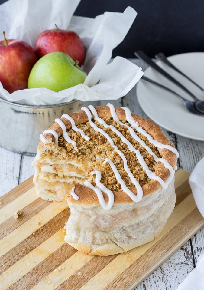 Apple Pie Pizza Cake! Layers of apple and brown sugar-oat crumble in a fluffy pizza crust! 
