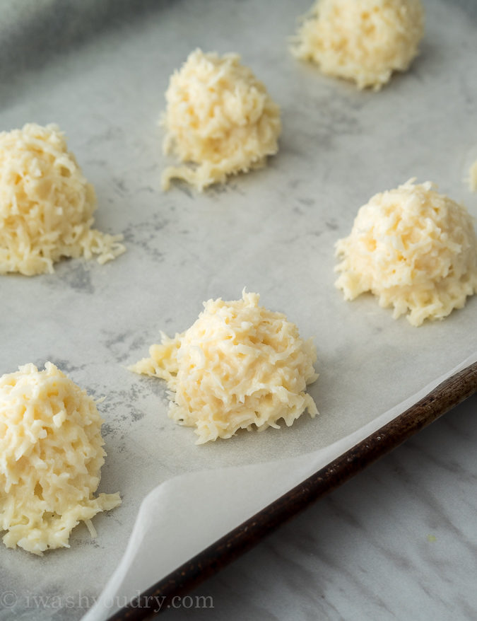 How adorable are these Chocolate Dipped Coconut Macaroon Easter Nests?! They're so easy to make too! 