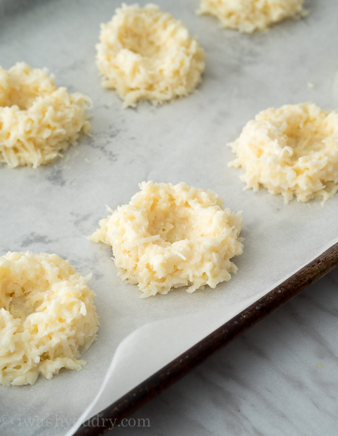 How adorable are these Chocolate Dipped Coconut Macaroon Easter Nests?! They're so easy to make too! 