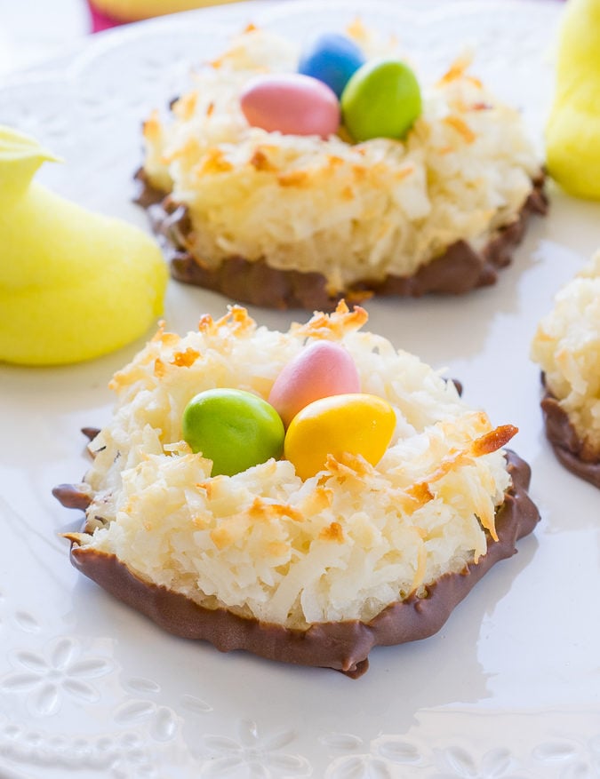 How adorable are these Chocolate Dipped Coconut Macaroon Easter Nests?! They're so easy to make too! 