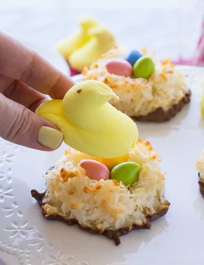 How adorable are these Chocolate Dipped Coconut Macaroon Easter Nests?! They're so easy to make too! 