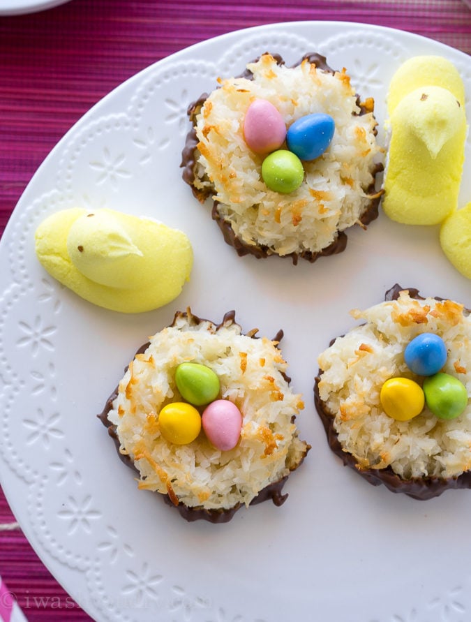 How adorable are these Chocolate Dipped Coconut Macaroon Easter Nests?! They're so easy to make too! 