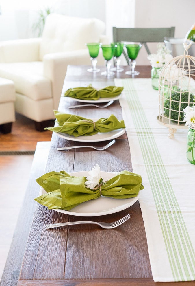 I LOVE this gorgeous farmhouse table! 