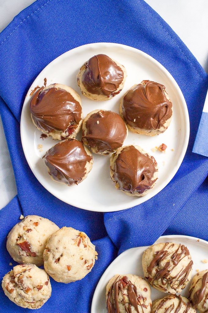 These easy 4-ingredient Pecan Balls (5 for a chocolate version) make a great game day snack, appetizer or anytime treat! #pecanballs #cookies #dessert #appetizer