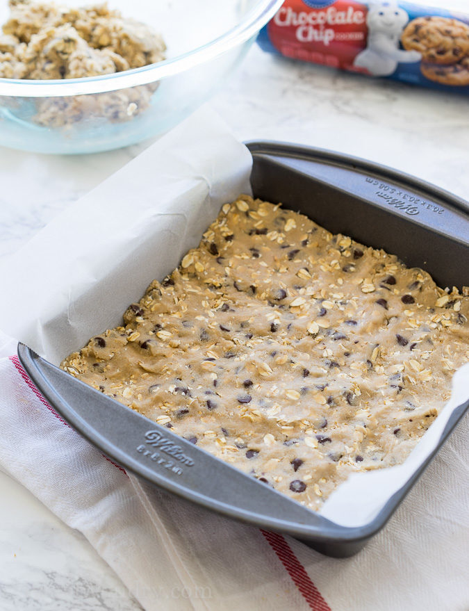 These Easy Salted Carmelitas are a super easy cookie bar recipe that's filled with caramel and only 7 ingredient! 