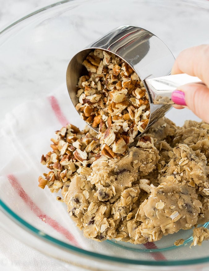 These Easy Salted Carmelitas are a super easy cookie bar recipe that's filled with caramel and only 7 ingredient! 