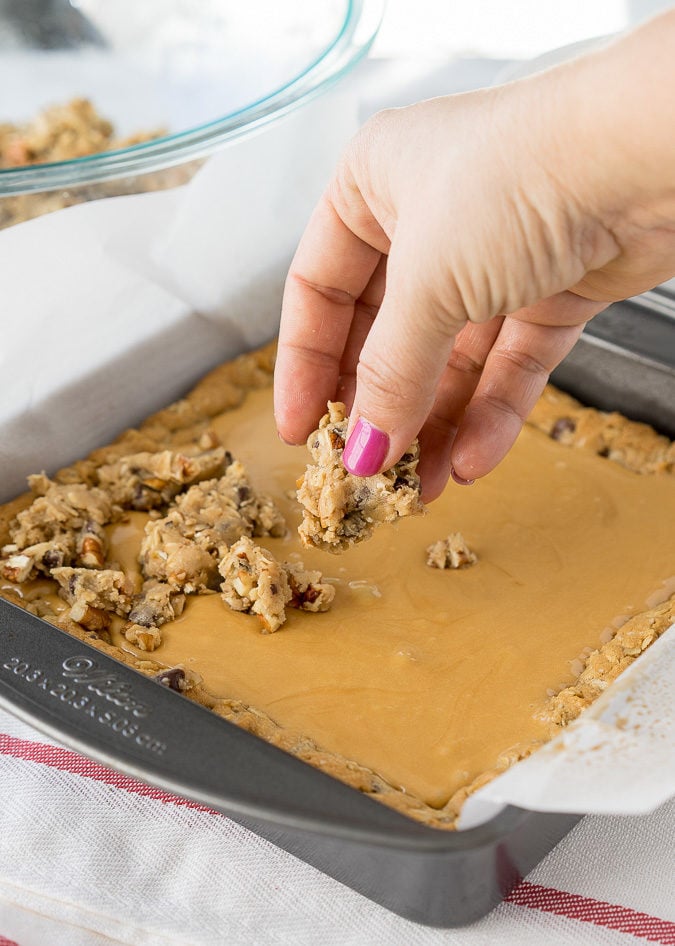 These Easy Salted Carmelitas are a super easy cookie bar recipe that's filled with caramel and only 7 ingredient! 