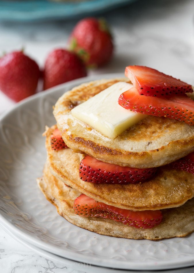 Strawberry Greek Yogurt Pancakes - I Wash You Dry