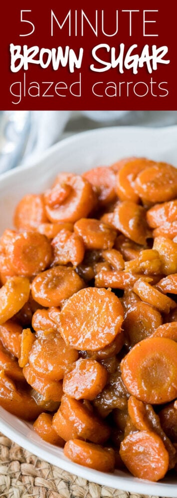 Diese mit braunem Zucker glasierten Karotten werden in nur 5 Minuten mit nur 5 einfachen Zutaten hergestellt! Perfekt für eine schnelle Thanksgiving-Beilage!