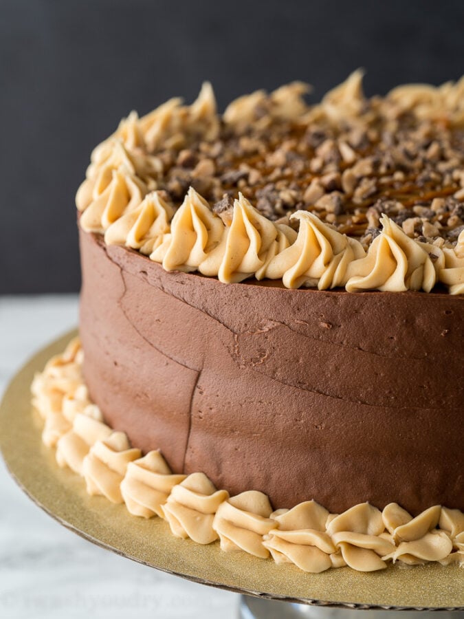  Ce gâteau décadent au Dulce de Leche au chocolat est rempli de caramel et garni de morceaux de caramel!