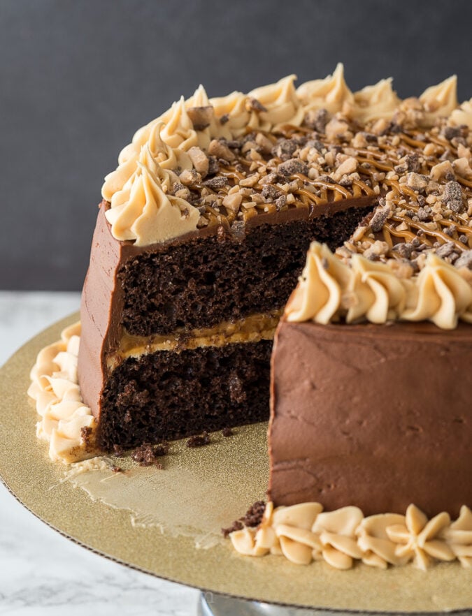  o recheio deste bolo de caramelo de chocolate é tão delicioso! 