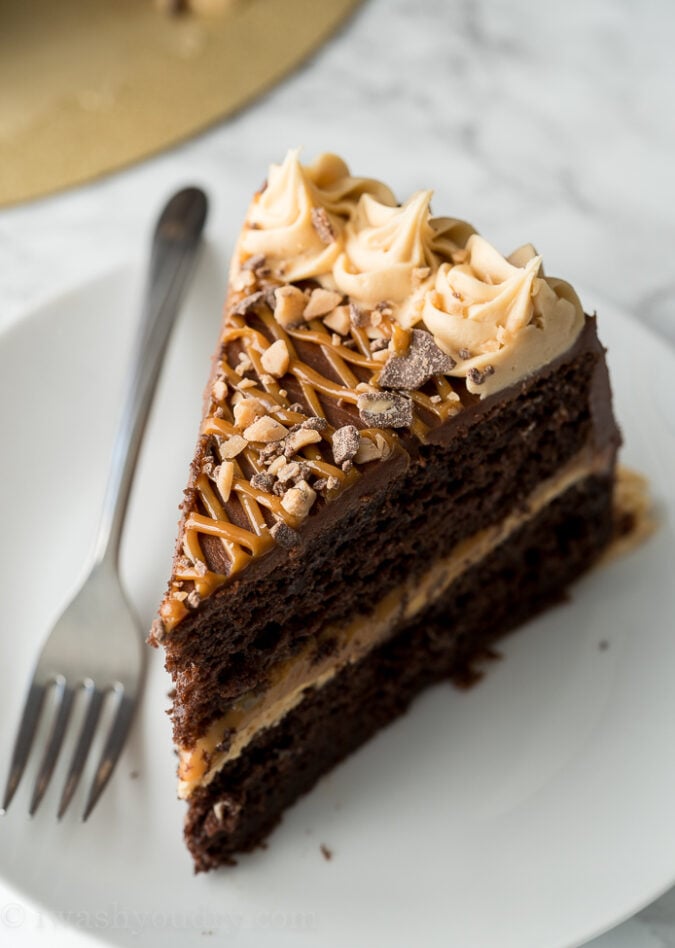 deze chocolade Dulce De Leche Cake is gemaakt met een bewerkte chocolade cake mix en een super eenvoudig chocolade roomkaas glazuur!