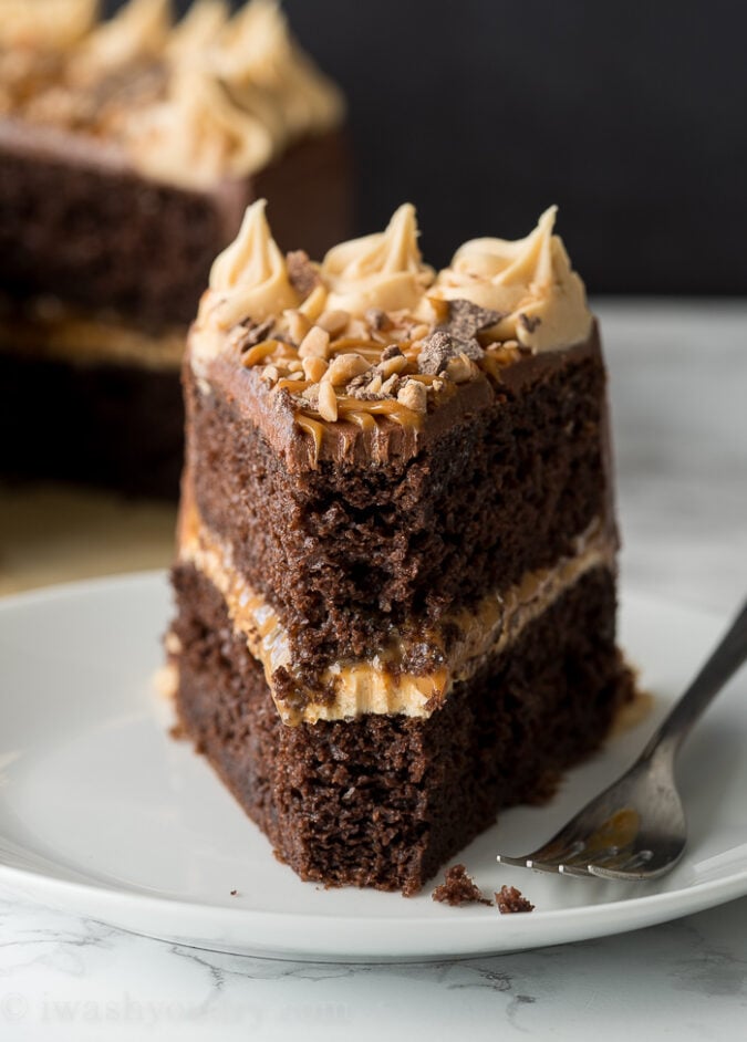 Questa torta al cioccolato Dulce de Leche è fatta con un mix di torta al cioccolato doctored up e una glassa di formaggio crema al cioccolato super facile!