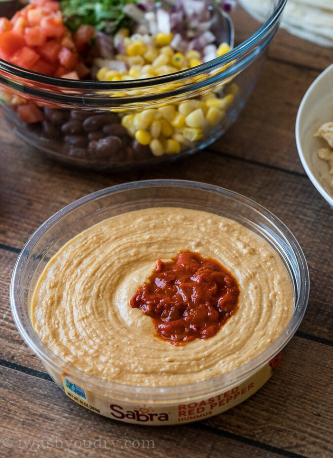 we zijn dol op de heerlijke romige textuur van Sabra ' s geroosterde rode peper Hummus!