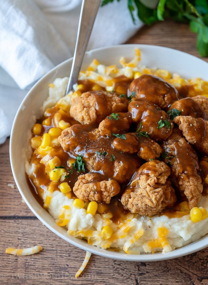 YUM! This Homestyle Mashed Potato Bowls are topped with crispy chicken and a delicious brown gravy! SO EASY!