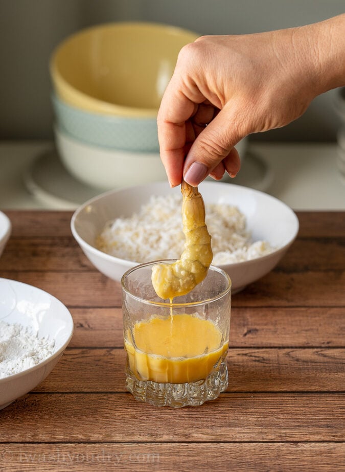 Easily coat your fried shrimp by using a cup filled with beaten eggs! Brilliant!