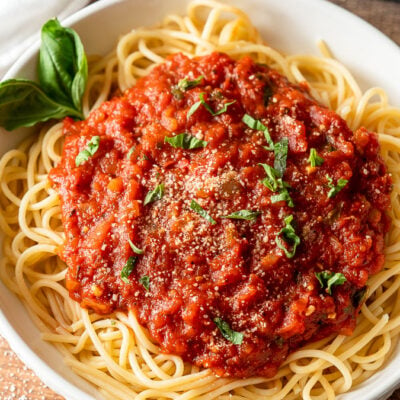 Top your freshly cooked pasta with this easy Homemade Marinara Sauce that's filled with rich tomatoes, garlic and basil!