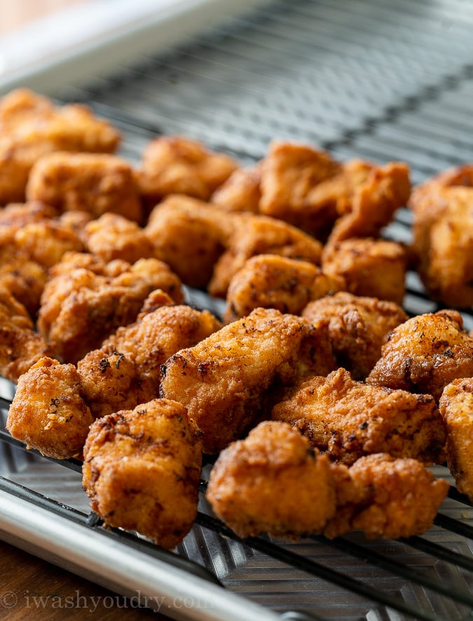  égoutter les pépites de poulet cuites sur une grille