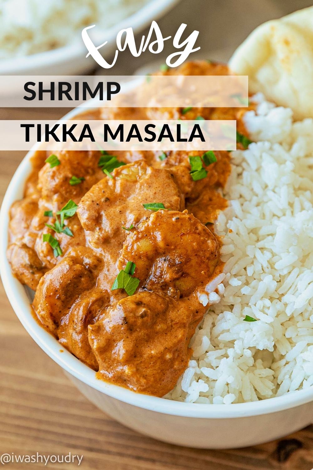 Gambero cotto Tikka Masala in una ciotola bianca.