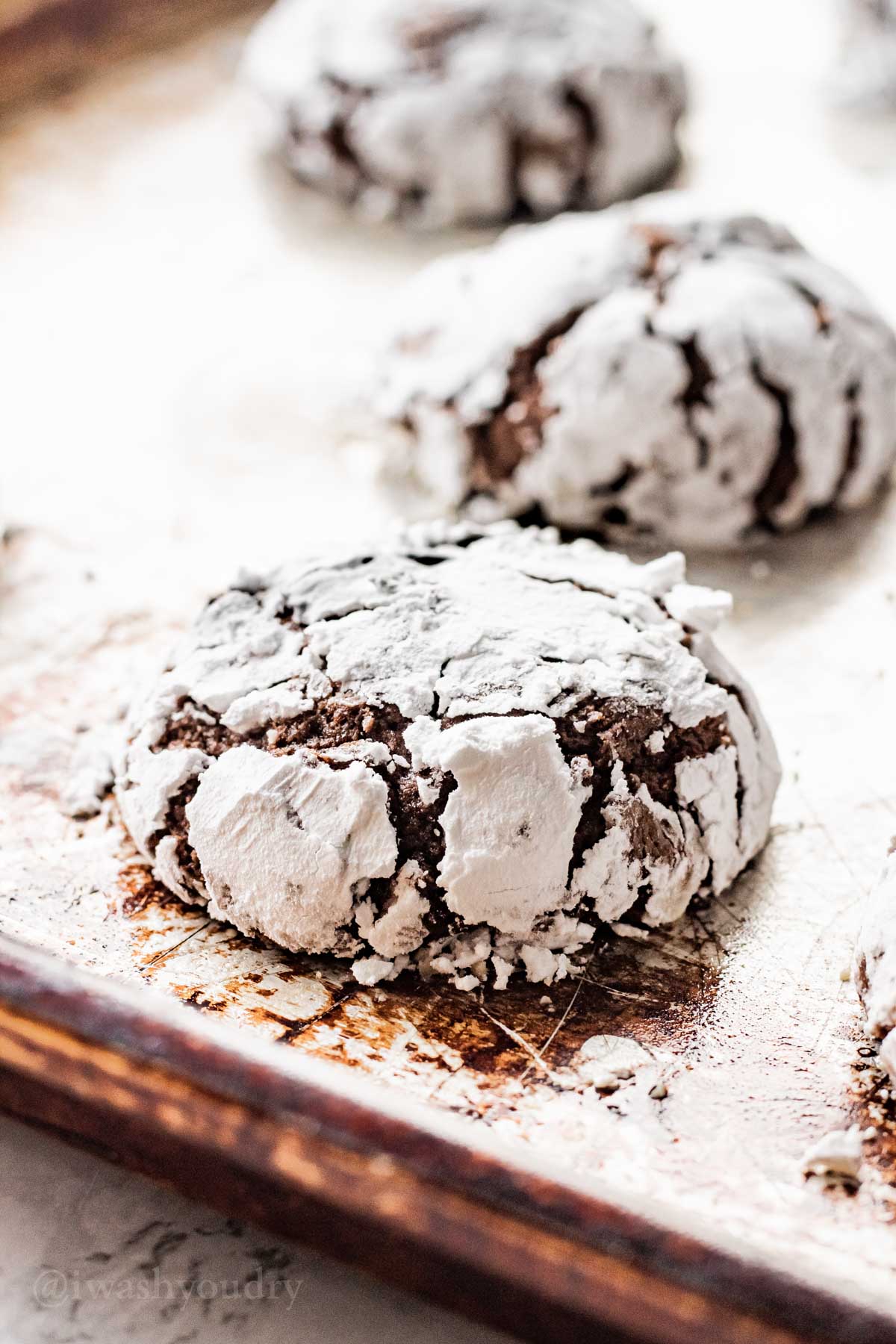 https://iwashyoudry.com/wp-content/uploads/2022/12/Chocolate-Crinkle-Cookies-pan-feature.jpg