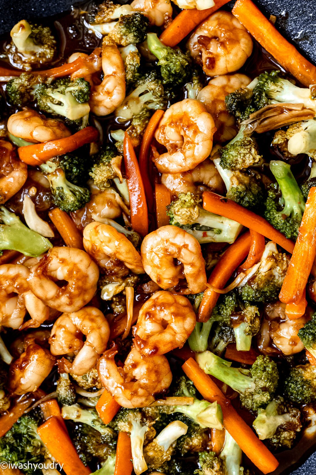 shrimp and broccoli with carrots in sauce.