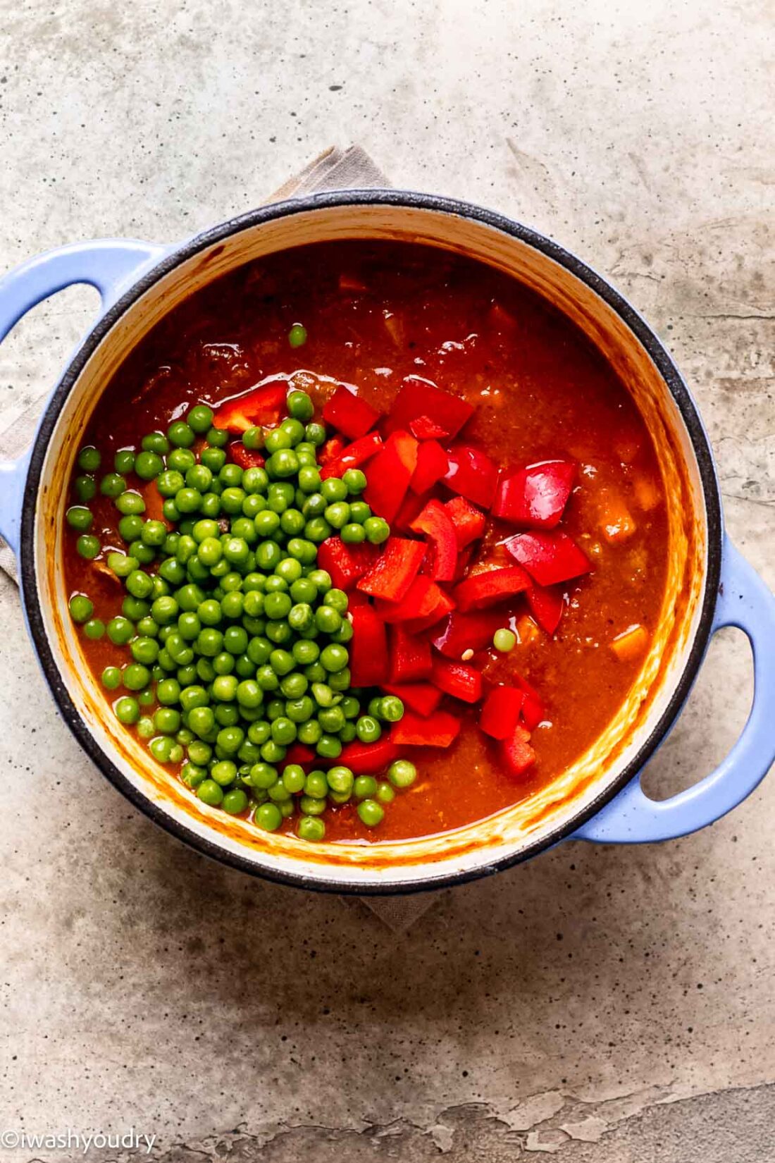 Peas, carrots, and bell pepper in stew. 