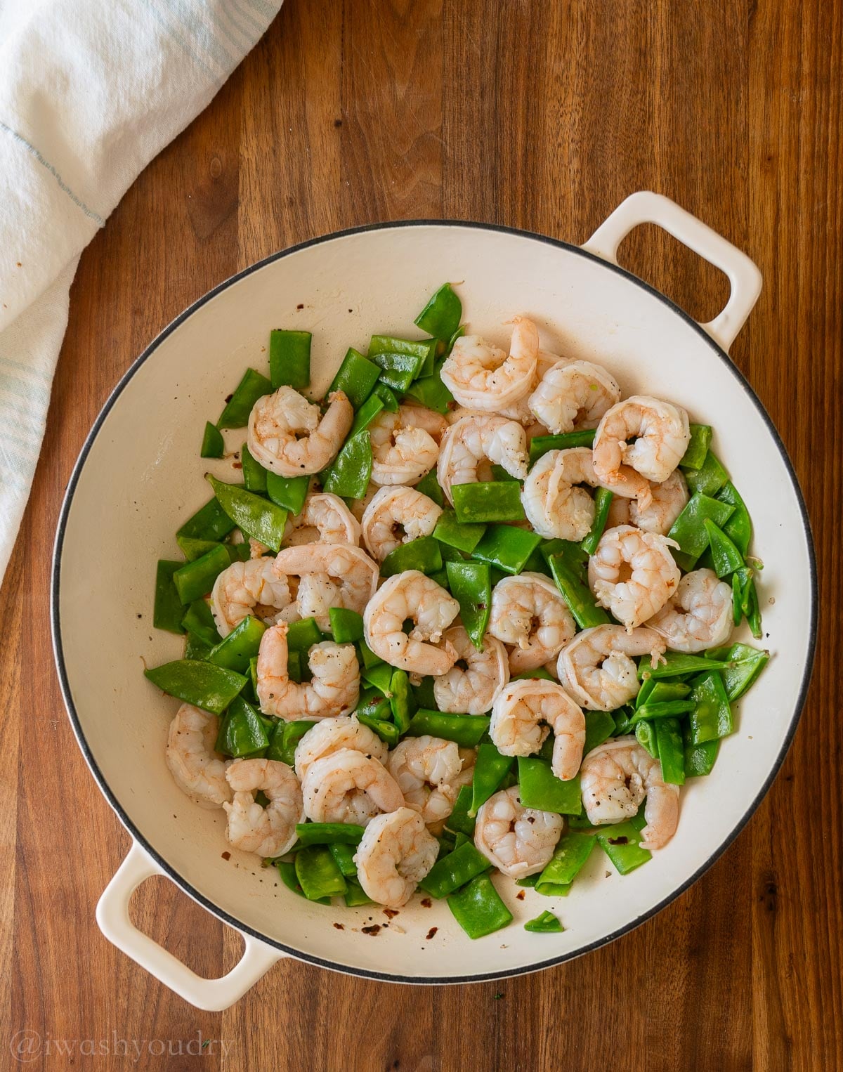 shrimp and snow peas in skillet.