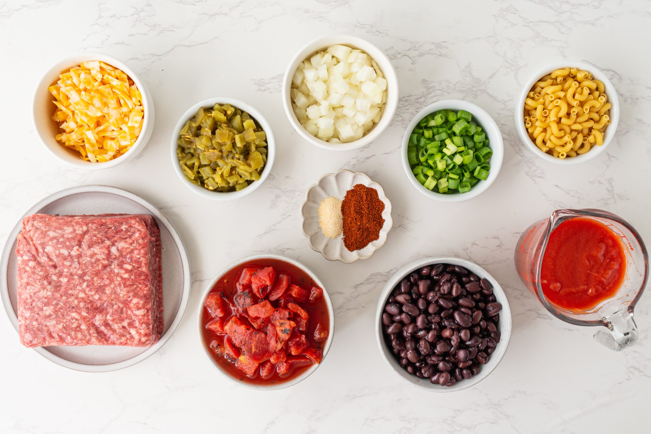 ingredientai vienai čili makaronų keptuvei